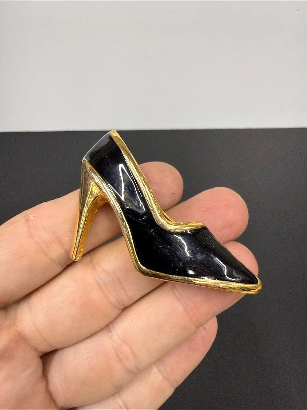 Black & Gold High Heel Shoe Brooch